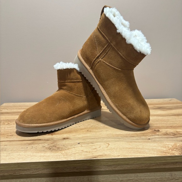 Koolaburra Shoes - Koolaburra Tan Ankle Boots with White Fur